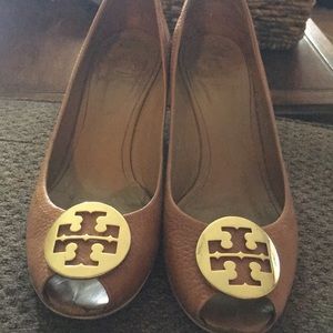 Tory Burch Selma nude wedges w gold logo size 8.5